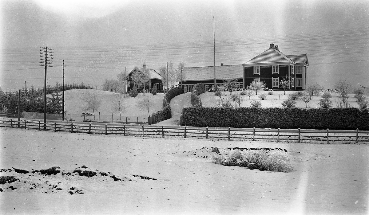 Eiendommen Hovde i Lena, Østre Toten, ca. 1925-30. Fem bilder fra ulike vinkler.