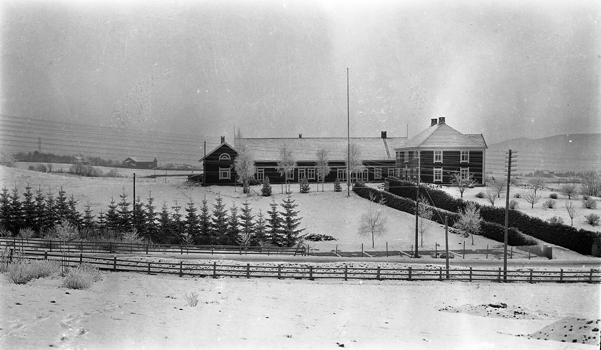 Eiendommen Hovde i Lena, Østre Toten, ca. 1925-30. Fem bilder fra ulike vinkler.