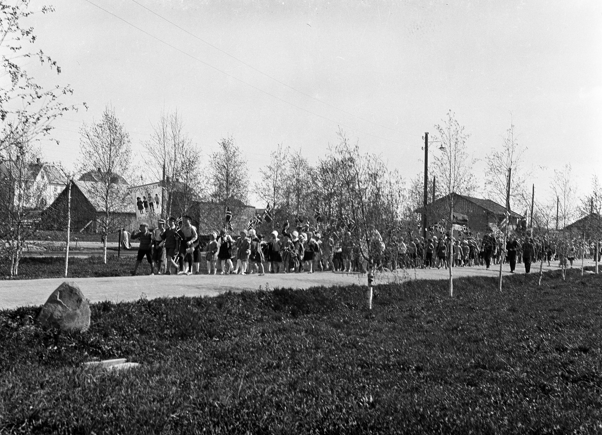 17.mai-opptog i Lena ca. 1930. To bilder: På det første er opptoget på veg fra jernbanestasjonen mot Lenagata, det andre fra øverst i Lenagata med Valle bak til høyre.