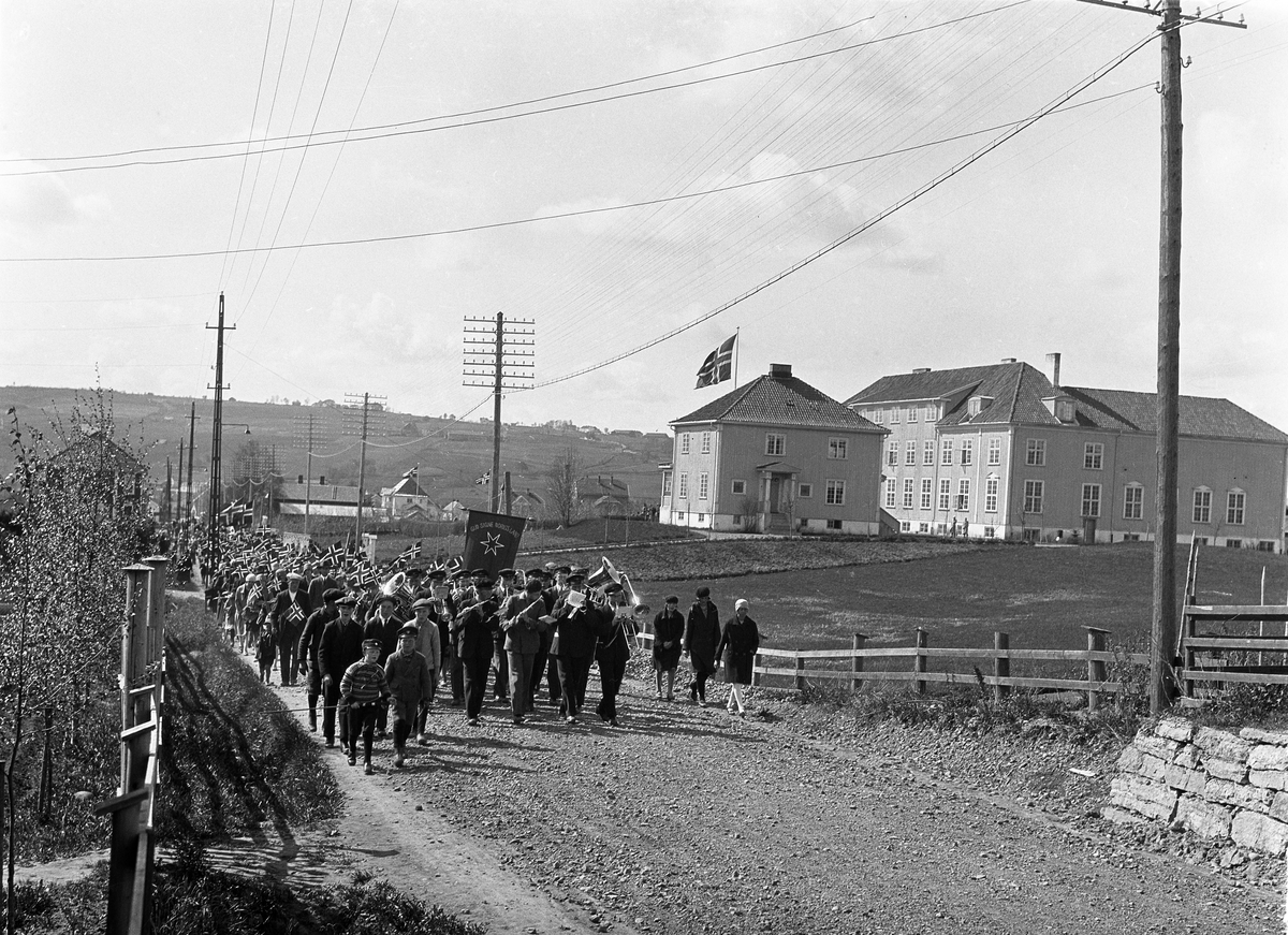 17.mai-opptog i Lena ca. 1930. To bilder: På det første er opptoget på veg fra jernbanestasjonen mot Lenagata, det andre fra øverst i Lenagata med Valle bak til høyre.