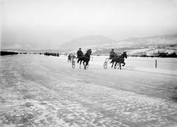 Repro: Travløp på Mjøsa.