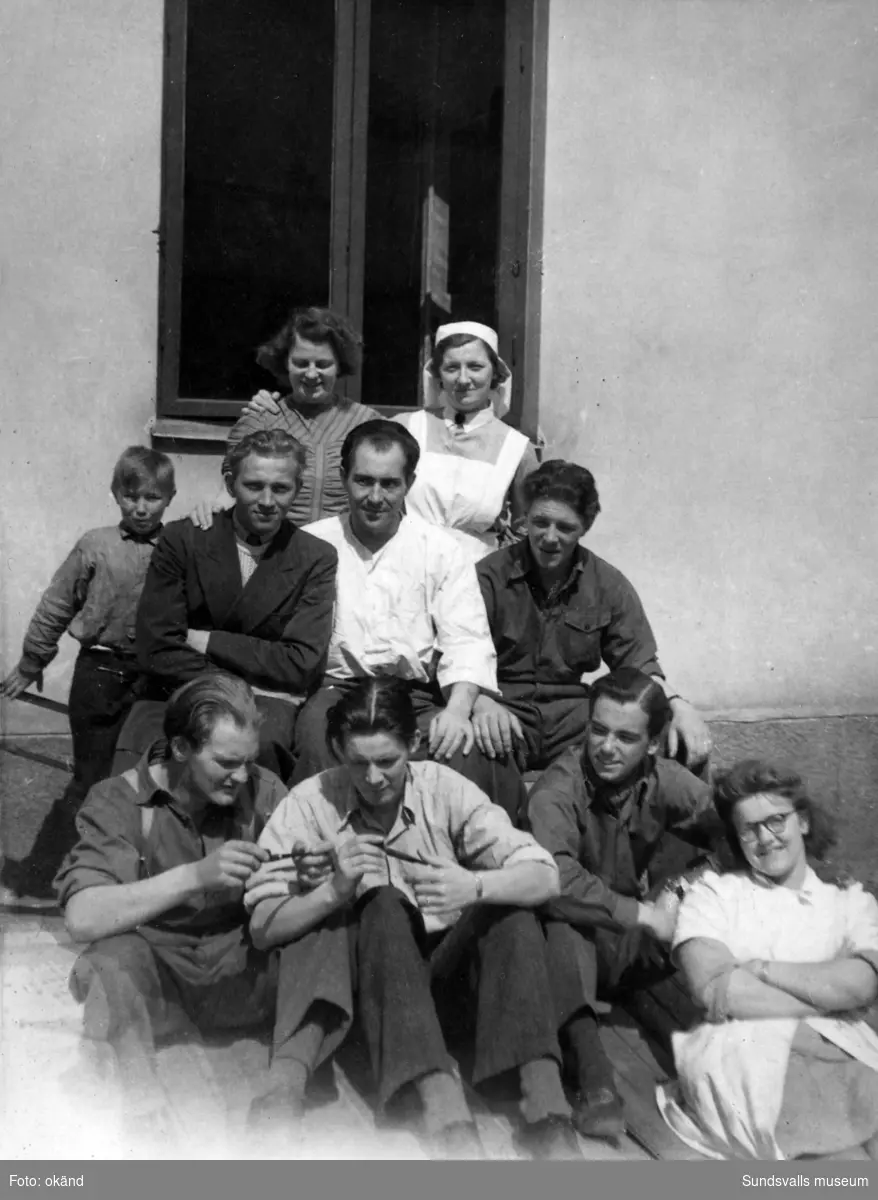 Under åren 1942-1943 härjade en epidemi med scharlakansfeber i Sundsvall. För att stärka upp bristen på vårdplatser inrättades en tillfällig sjukvårdsinrättning i Altinska skolan. Bilderna visar personal, patienter och anhöriga utanför skolan. Fotografierna kommer från ett privat album som ägdes av Asta Bergström og Svedlund (f. 1920 d. 2015) som först anställdes som sjukvårdsbiträde på Altinska skolan och senare forsatte att arbeta på Epidemisjukhuset i Alliero. Asta Bergström ses främst på bild 1 samt flera av de andra bilderna.