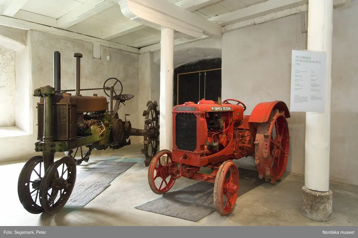 Traktorutställning, "Traktorer med drag",  visning av traktorer , arbetsmaskiner och redskap tillverkade 1917-1950, Julita gård, Sommaren 2009. 