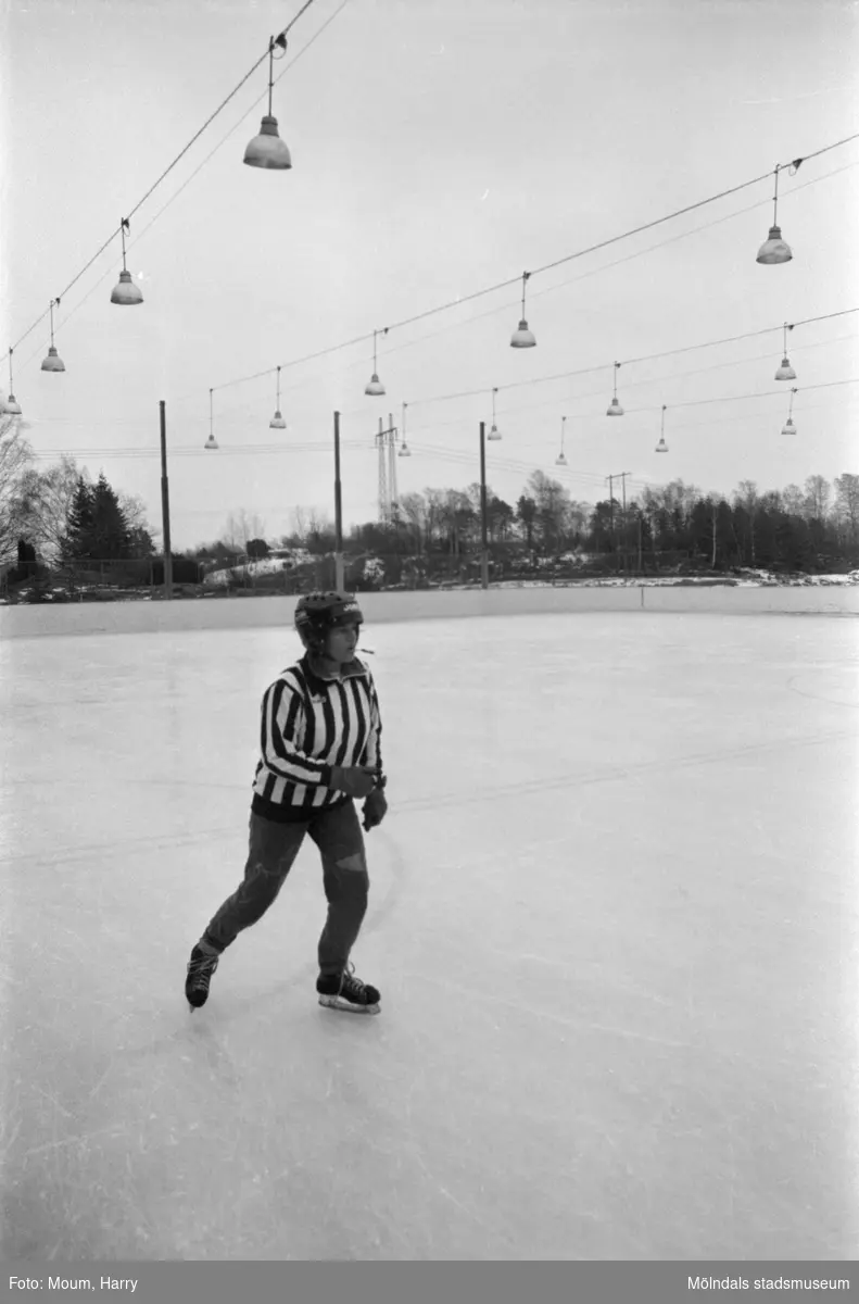 Kållereds SK ishockeylag 75:or möter ett "mammalag" på Kållereds isbana, år 1984.

För mer information om bilden se under tilläggsinformation.