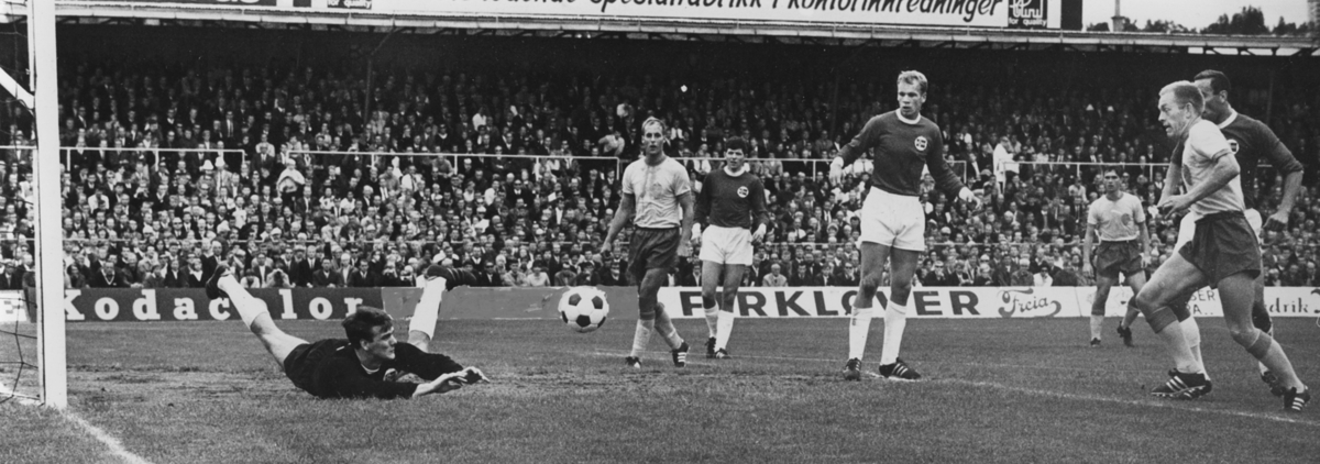 Leif Eriksson, fotboll, Örebro SK.
Fotbollsmatch. Leif Eriksson gör sig beredd att slå in 1-0 på Ulleväl, Norge, den 15 september 1968.