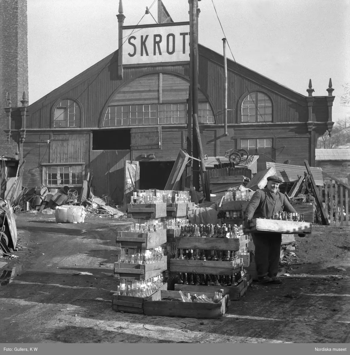 Sortering av tombuteljer vid skrotupplaget i Lignaområdet, Södermalm, Stockholm.