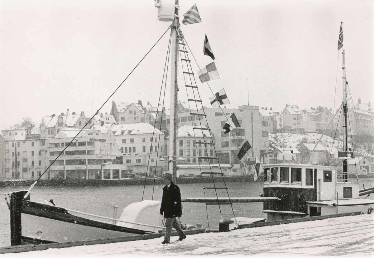 Gjensynstreff for Shetlandsgjengen og Nordsjøklubben med Shetlands- Larsen ombord båten Heland.