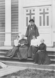 Prestefamilien Konstantin Stjsjekoldin med familie på trappa