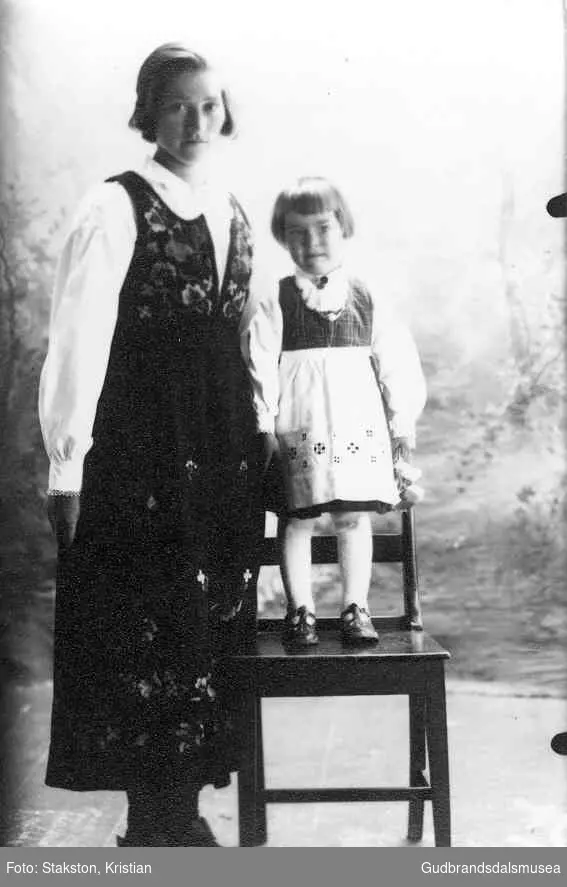 Anne Bakken (f. 1911 g. Jonsgard) og dottera Agnete Bakken (f. 1934 g. Clar)