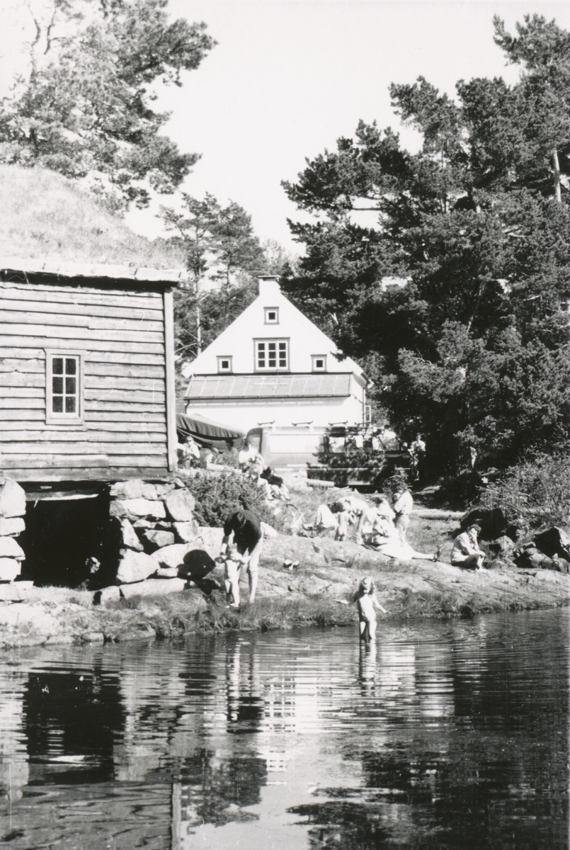 Bading og sommeridyll ved Dybhuset og Fjordmannsstova på Museumsdagen ved Sunnmøre Museum i 1991.