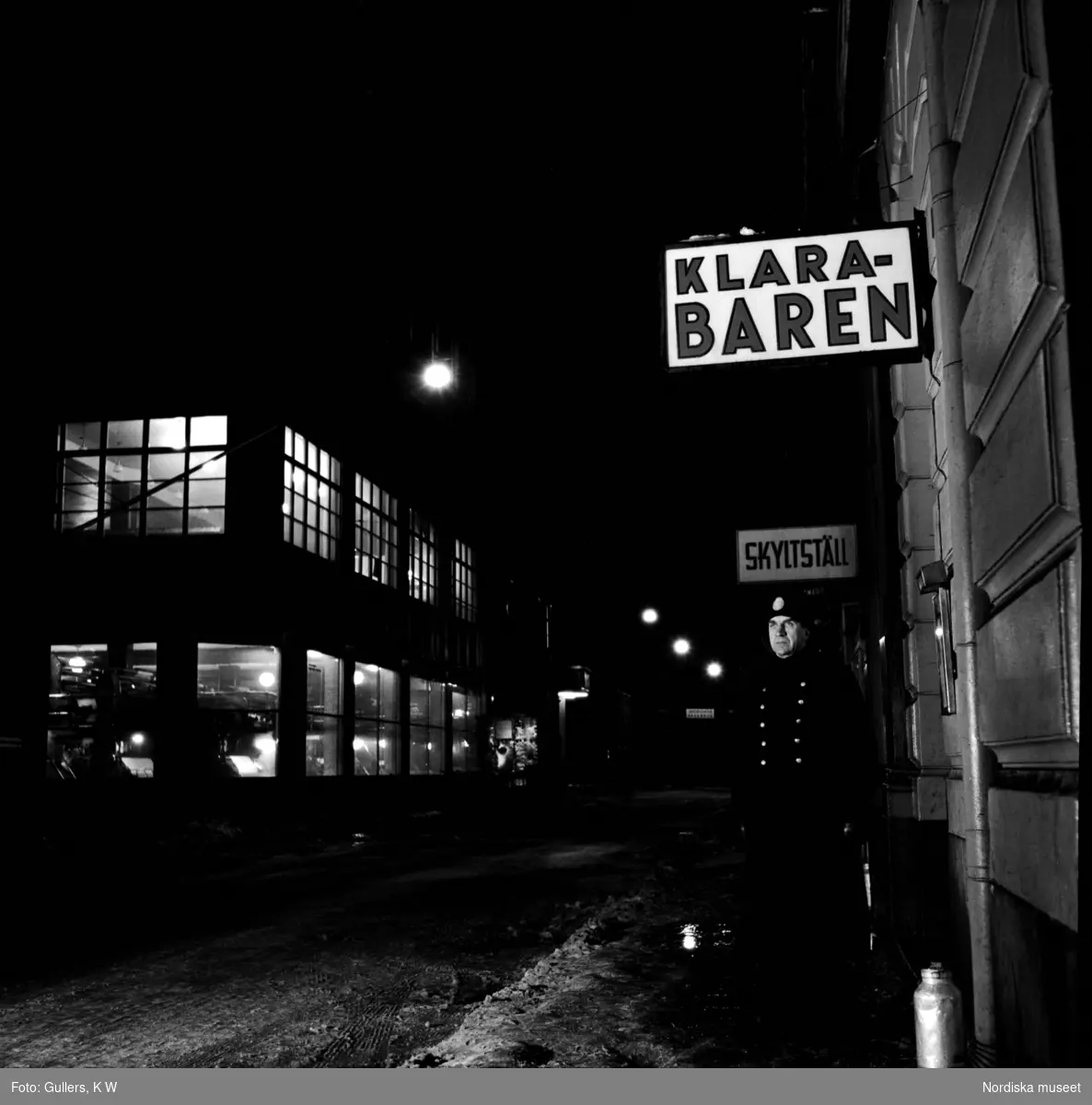 En ordningsvakt utanför Klarabaren i de gamla tidningskvarteren i Klara, Norrmalm, Stockholm.