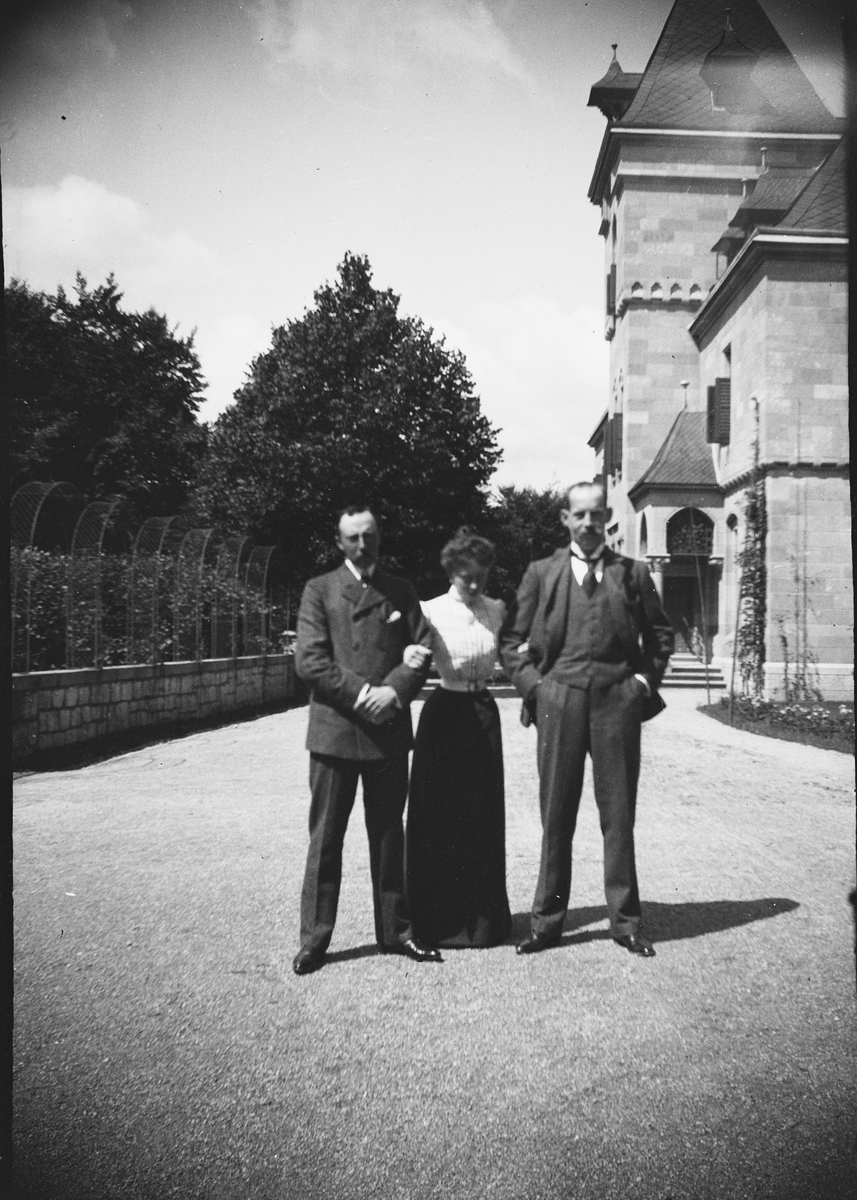 Drottning Victorias bilder. Kvinna med två herrar. Tyskland.