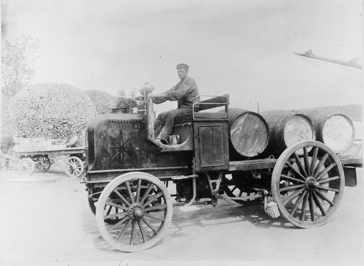 8 hkr 2 cyl Daimler-Lastvagn för 2500 kg belastning levererad till Liljeholmens Stearinfabrik, Stockholm 1898. (f.d. "Bullerbussen" som gick i Stockholm 1899)