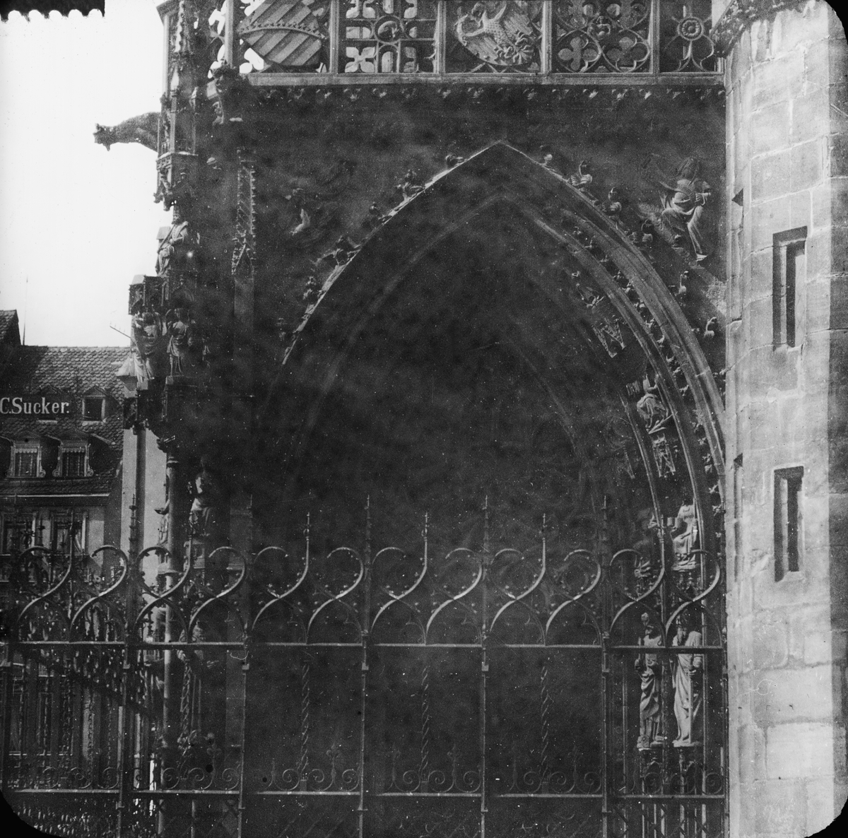 Skioptikonbild med motiv från Nürnberg. Möjligen Sankt Lorenz-Kirche eller Frauenkirche.
Bilden har förvarats i kartong märkt: Nürnberg VI. 1901