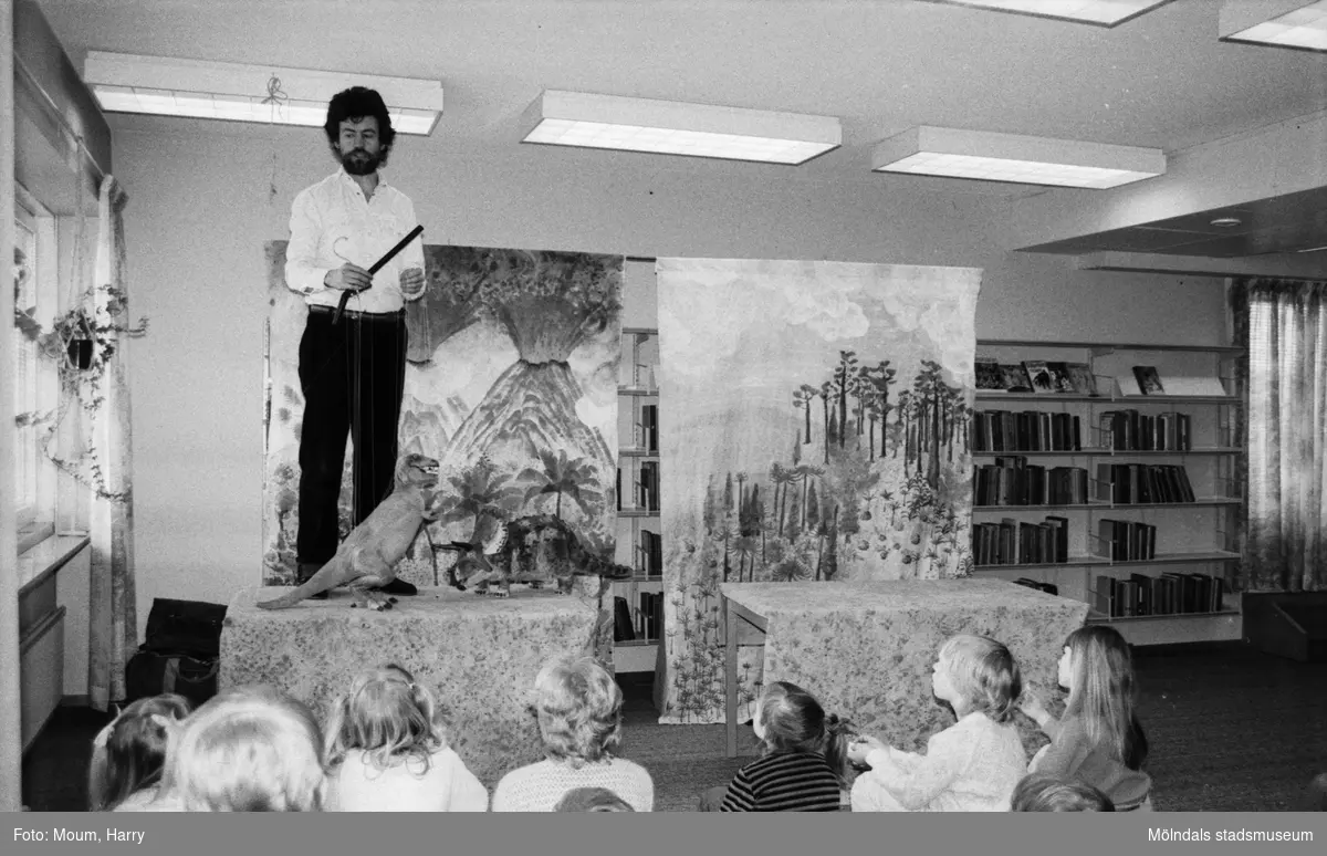 Urban Wahlstedt berättar om dinosaurier för barn på Kållereds bibliotek, år 1984.

För mer information om bilden se under tilläggsinformation.