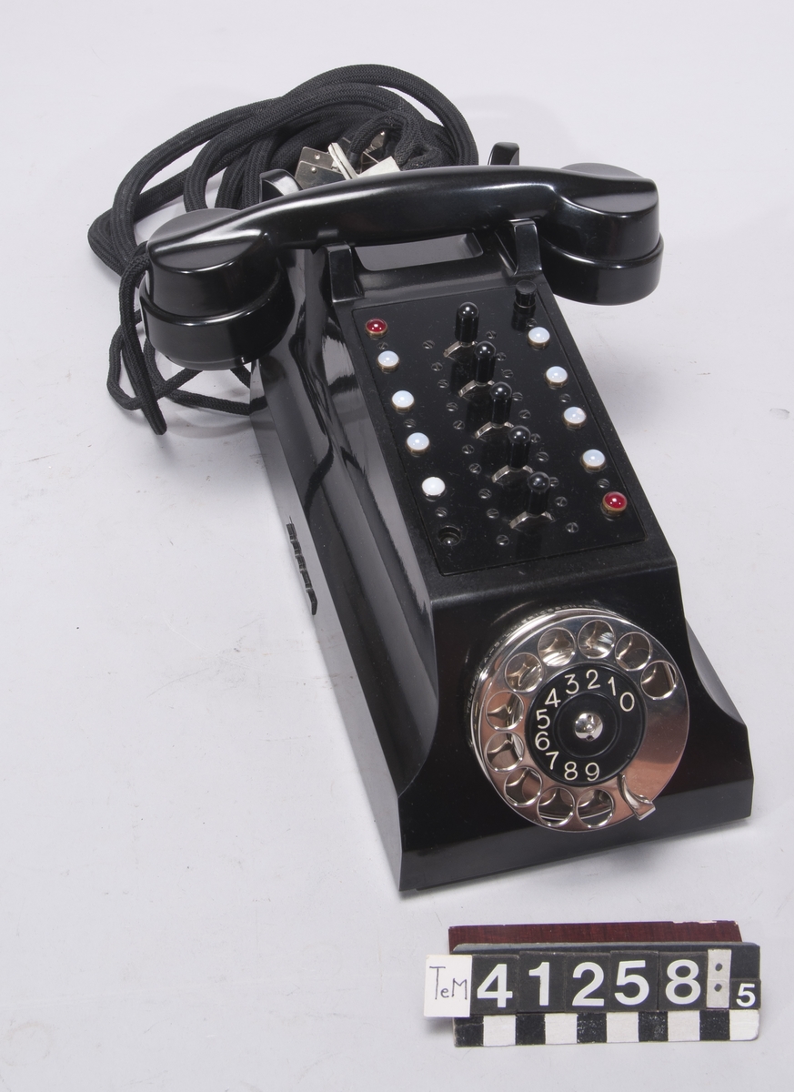 Bordsmodell femnummers Linjetagare, fem st. apparater. Vikt 5,5 x  4 kg. Märkta: -2, -3, -4, -5.
Tillbehör: En telefonisthjälm med mikrotelefon.