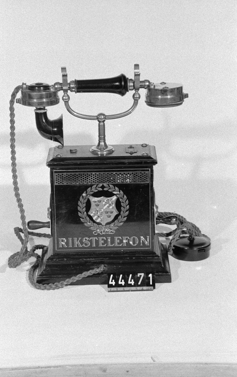 Telefonapparat, bordsmodell med stora riksvapnet på. För lokalbatteri. Märkt: Rikstelefon