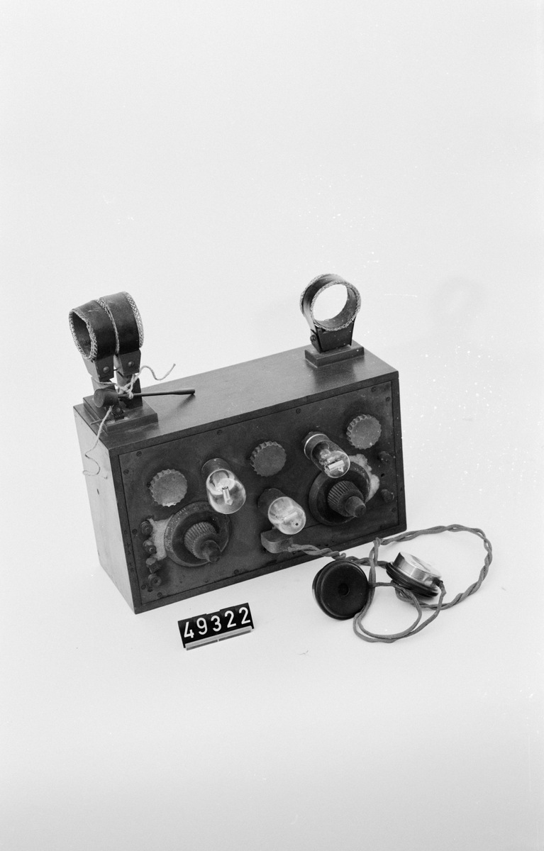 Trerörs radiomottagare med två hörlurar utan bygel, inkopplade.