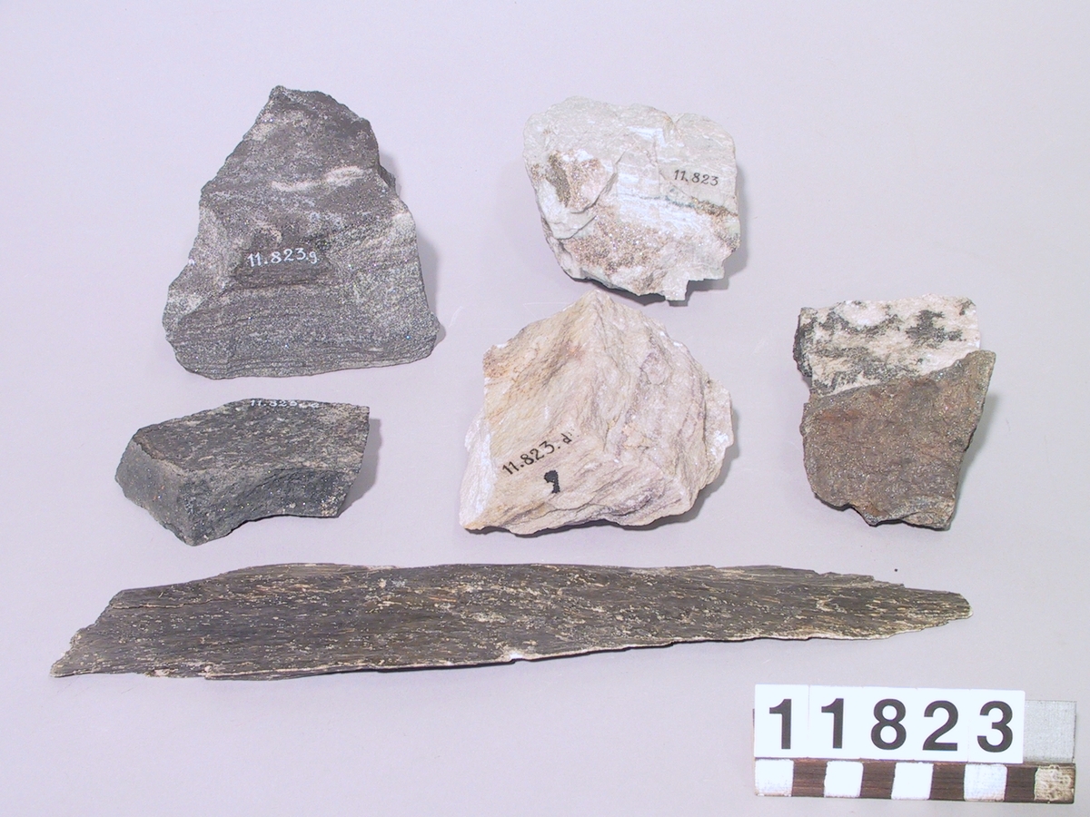 Sju stuffer av olika bergarter med sällsynta mineral. Beskrivning åtföljande varje stuff. a) "Utö: Plagiklas med inskiktad indigolit (blå turmalin). Jämte det bruna glänsande mineralet" b) "Utö: Aggregat av oligoklas-sylvin-lepiodolit (?) (7) "Märkt: 7. c) "Utö: Unik kombination av hornblände-magnetit-petalit i övergångszon emellan malm och sidosten (skarn)". Vikt: >0,1 kg. d) "Utö: (6) Aragonit (CACO3) antagligen strontiumhaltig". Märkt: 6. Vik: 0,2 kg. e) "Utö: Hornblände-magnolit med ådrad arsenikkis". Vikt: >0,1 kg. f) "Utö: (8): Spodumen ( ?) med fläck av indigolit". g) "Utö: (1) Skiktad magnetit med leptit (2:da malm med ca 30 % Fe) Obs! den regelbundna och vackra bandningen". Märkt 1. Vikt: 0,9 kg.