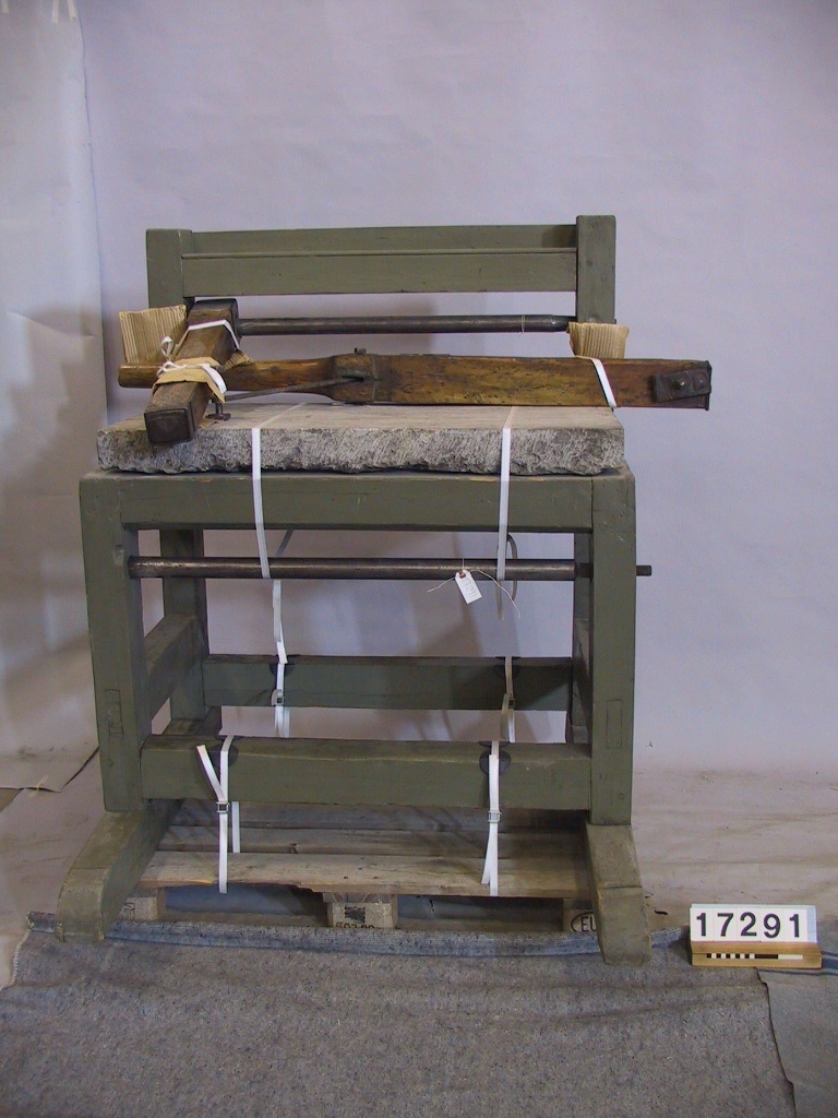 Tryckpress för tapeter, stativ av trä, pressbord av kalksten.