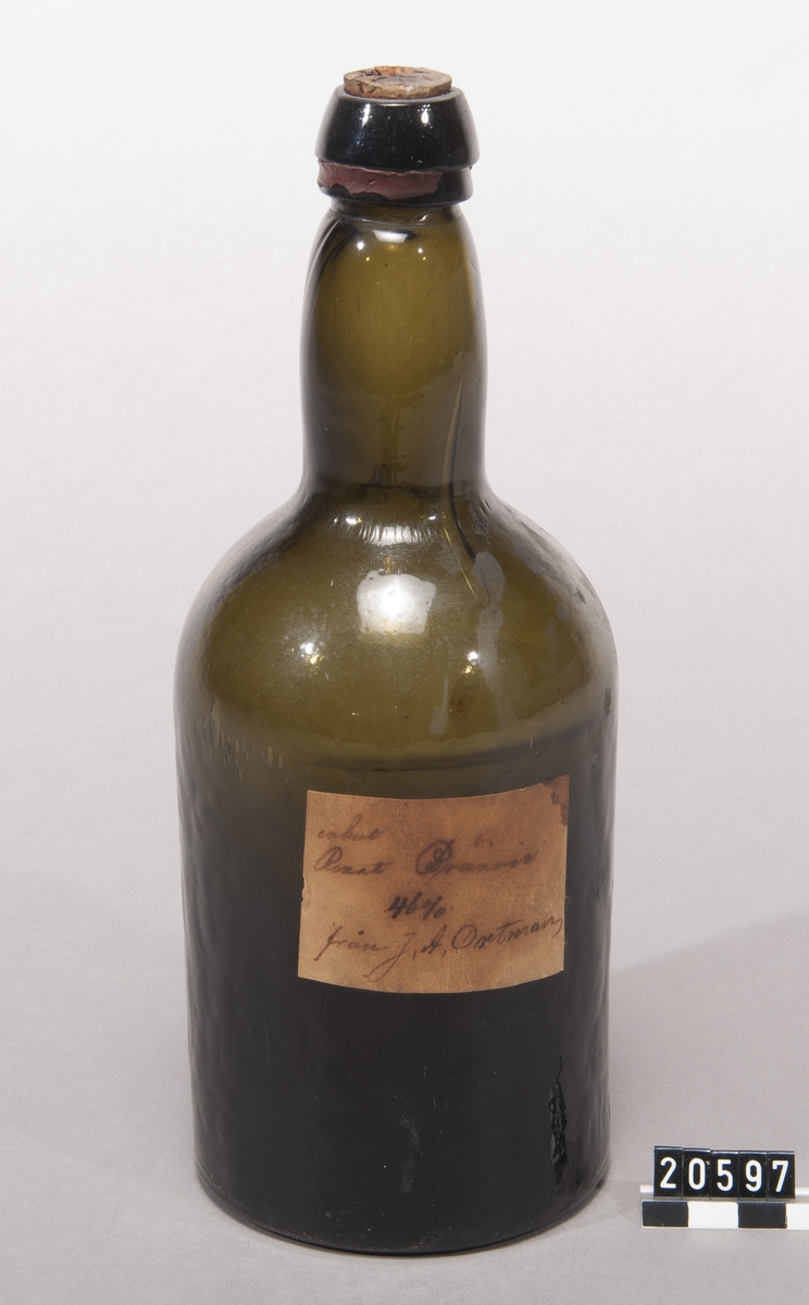Prov på råbrännvin och renat brännvin. I flaskor av glas med etiketter: Två ex. "Råbränvin, 46%. Från J.A. Ortman"- "Enkelt Renat Bränvin, 46%. Från J.A. Ortman".