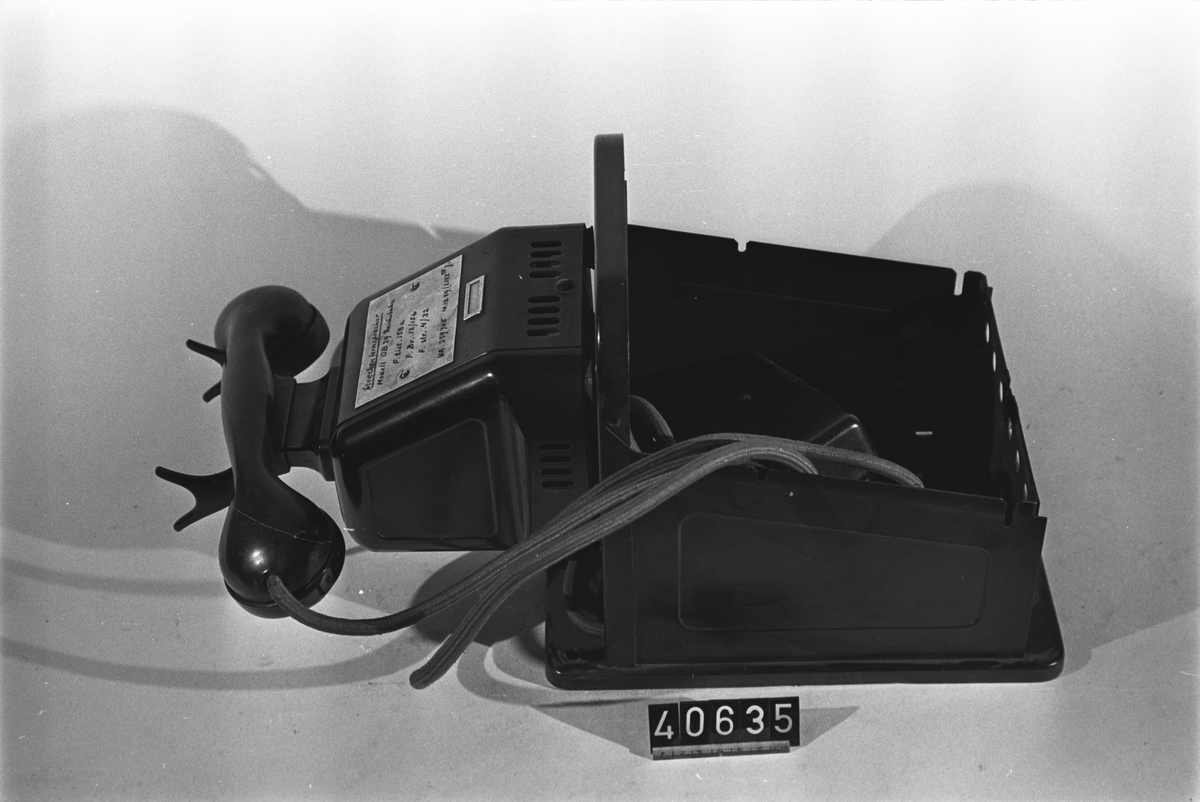 Telefonapparat för lokalbatteri, väggmodell av plåt, med bakelitmikrofon.