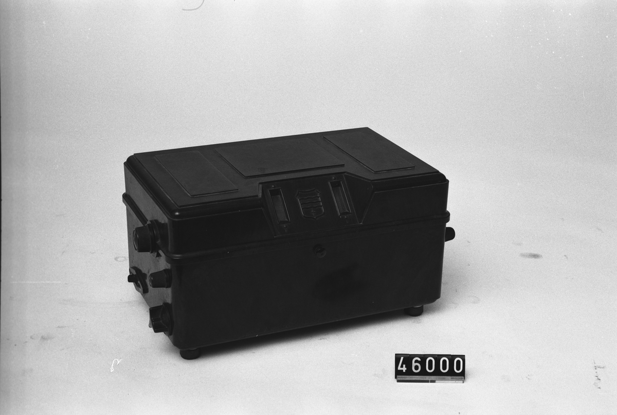 Fyrarörs nätansluten radiomottagare i bakelitfodral, för mellan- och långvåg.
Nätansluten radioapparat. Philips Typ 2531, nr 6974.