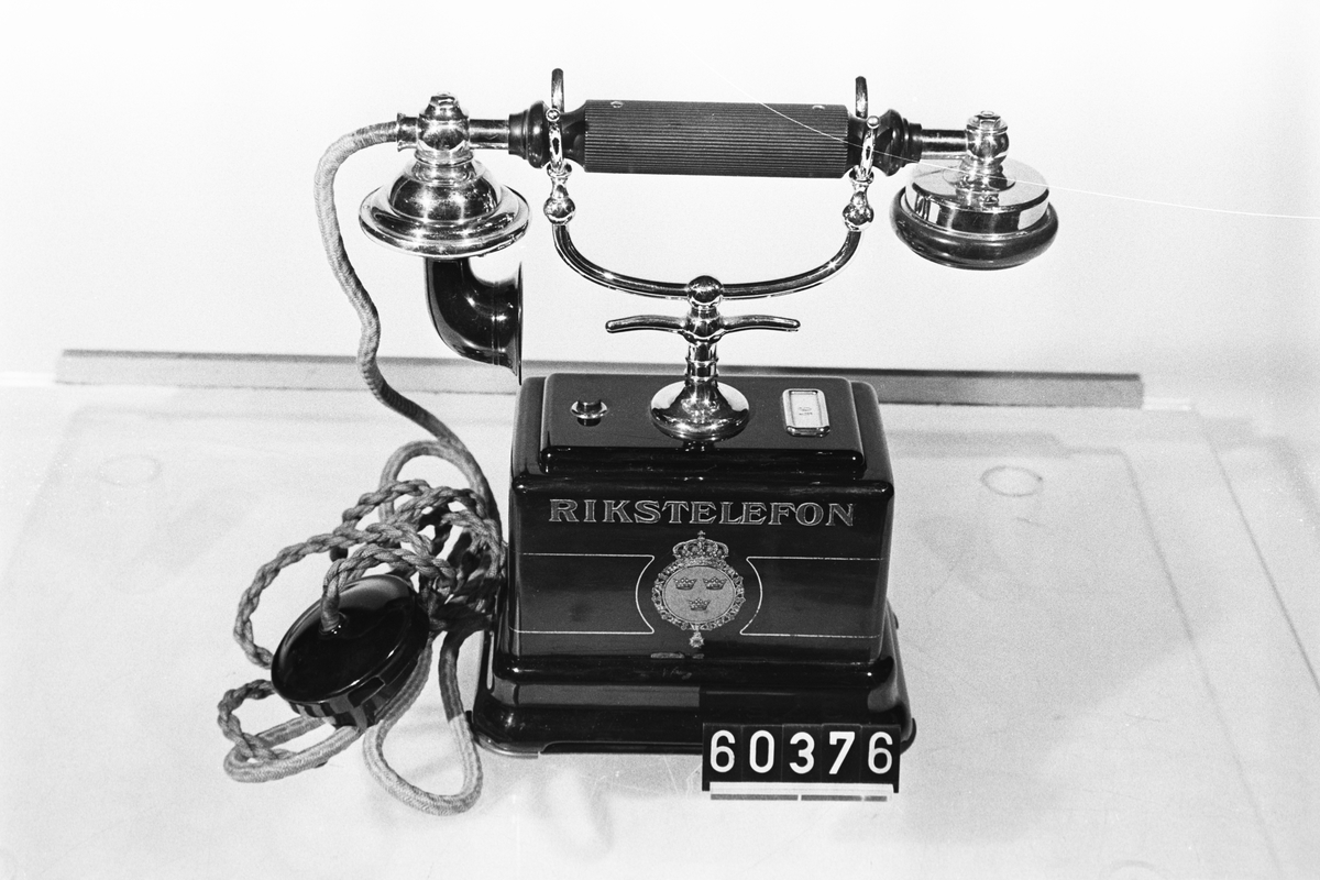 Telefonapparat, bordsmodell av plåt. För centralbatterisystem. Märkt: Rikstelefon