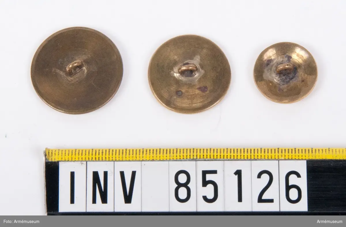 Tre knappar av olika storlek varav den minsta är mer välvd än de andra. Förmodligen från 1810-20-talet.