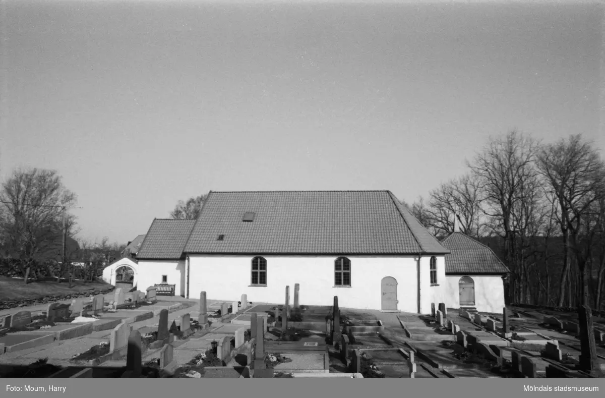 Kållereds kyrka, exteriör, år 1984.

Fotografi taget av Harry Moum, HUM, Mölndals-Posten, vecka 13, år 1984.