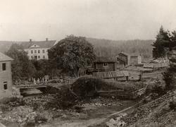 Exteriör av Högfors bruk. T.v. bruksherrgården, t.h. arbetar
