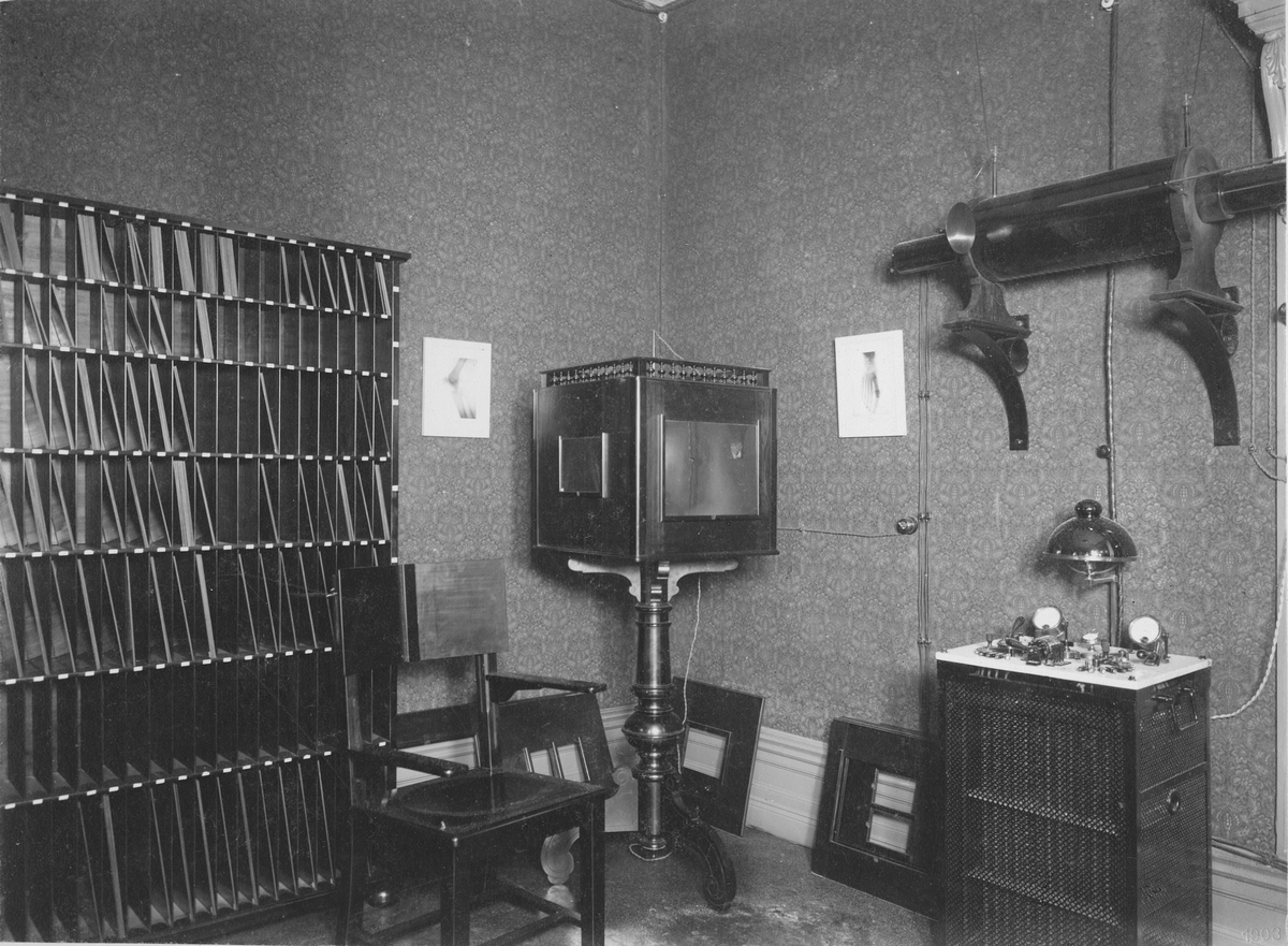 Apparatur för röntgenfotografering, använd av dr.Tage Sjögren omkring 1903.