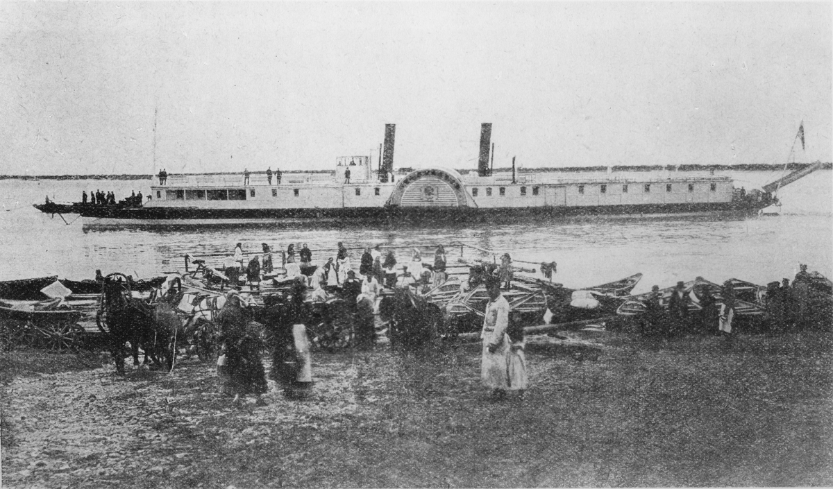 Ssamoletbåt under ombyggnad.
Bilden ingår i två stora fotoalbum efter direktör Karl Wilhelm Hagelin som arbetade länge vid Nobels oljeanläggningar i Baku.