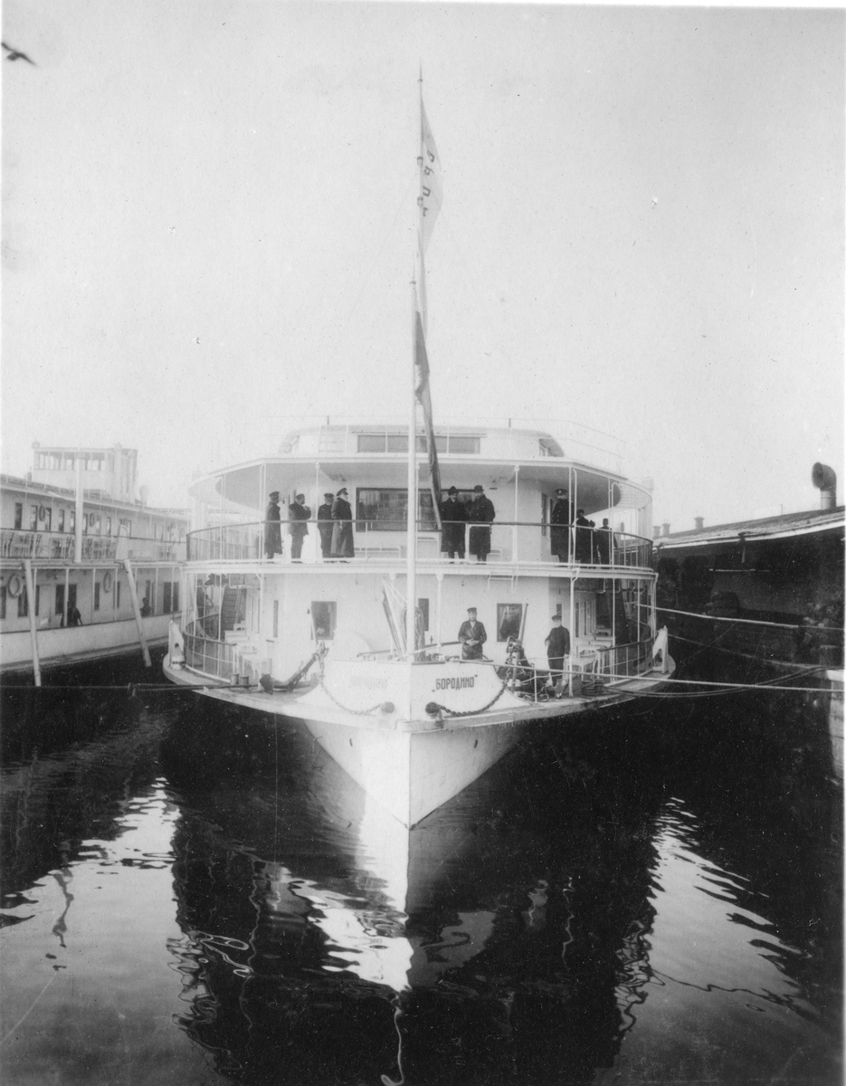 "Meckurljs"- passagerarfartyg på Wolga.
Bilden ingår i två stora fotoalbum efter direktör Karl Wilhelm Hagelin som arbetade länge vid Nobels oljeanläggningar i Baku.