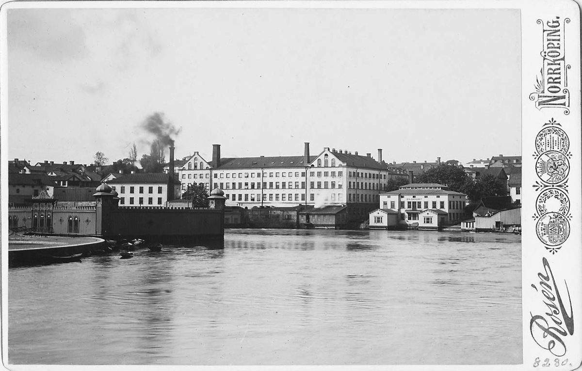 Motala ström i Norrköping med Nya Badhuset.
