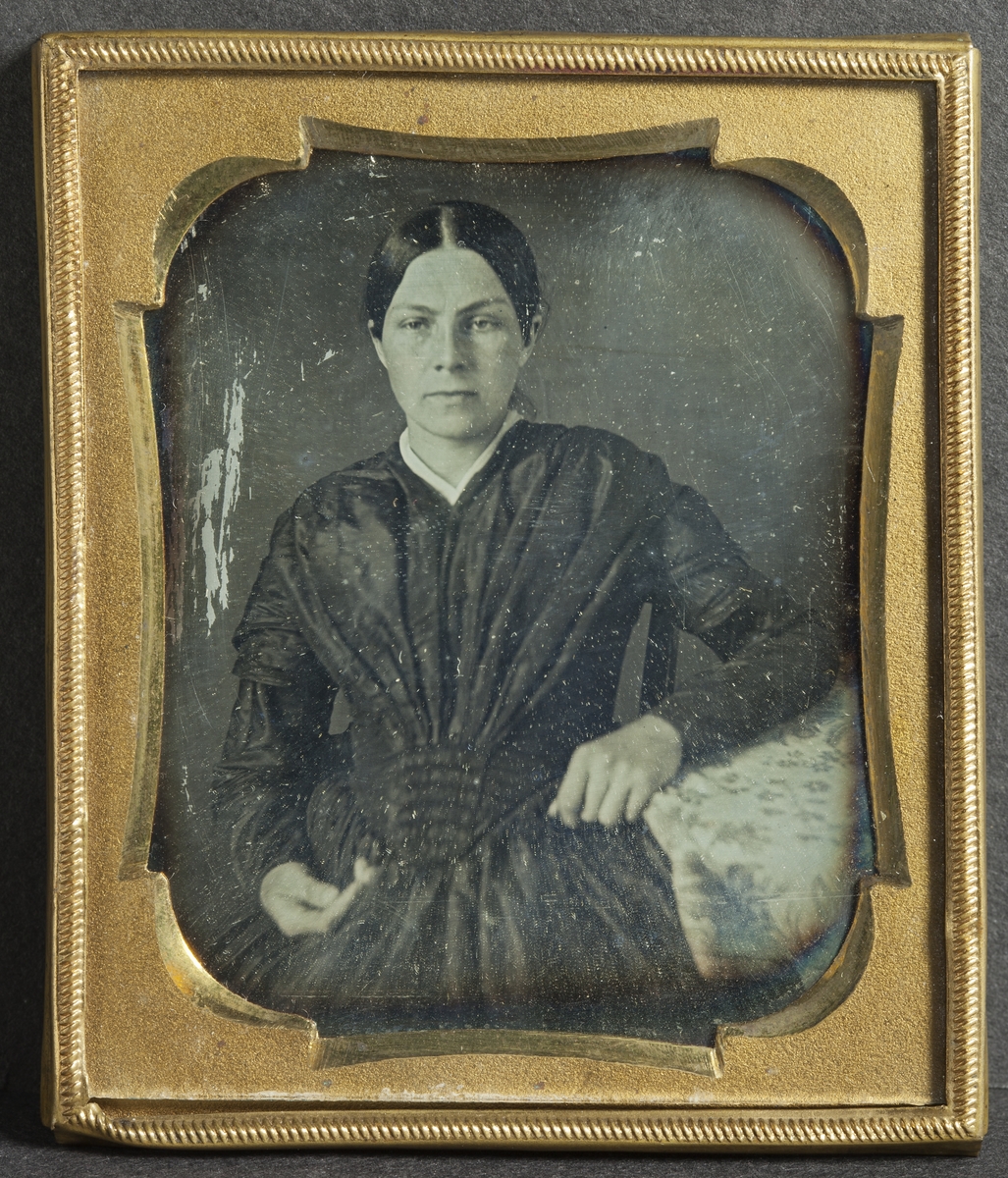 Daguerreotyp. Porträtt av Sigrid Charlotta Christina Fleetwood, (dotter till friherrinnan Christina Charlotta Fleetwood), född 1835 död 1862 (i lungsot). Även KC4.