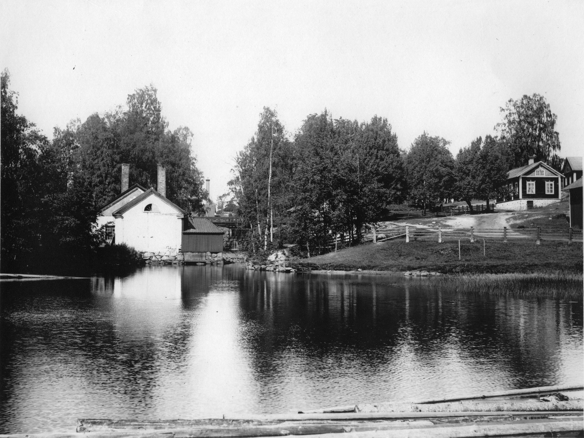 Strömbacka Bruk i Hälsingland. Vallonsmedja, nedre hammaren, där smidet slutade 1917. Huset revs 1920.