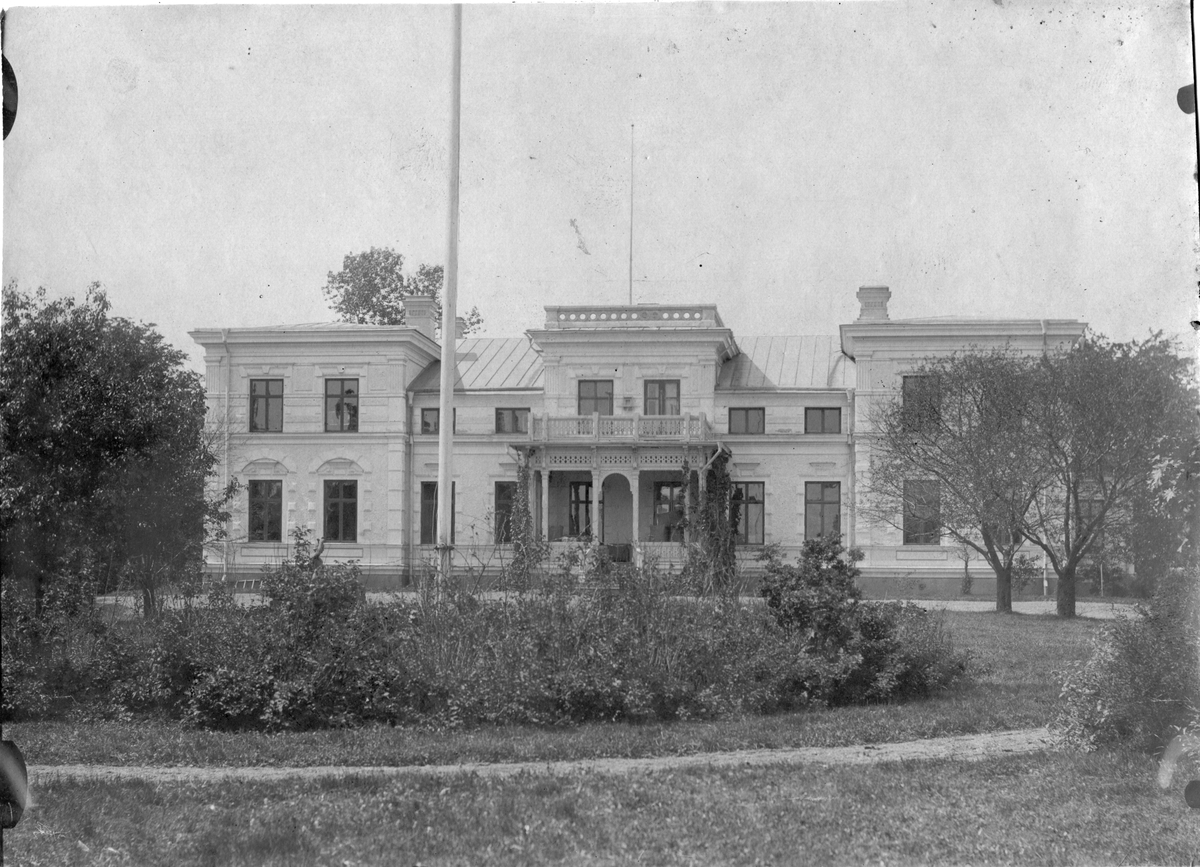 Herrgården vid Guldsmedshyttan, Lindesbergs landsförsamling, Västmanland. Fotografiet är taget 1912 för Sv. Litograf. A.B. Stockholm.