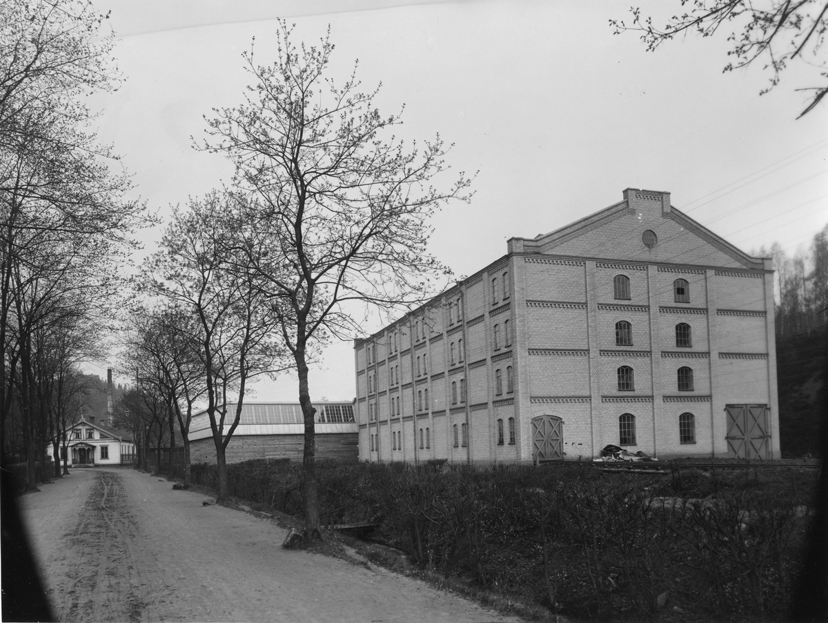 Privilegier för Tabergs bergslag att anlägga en hammare vid Tabergsån i Jönköpings län utfärdas 1618. Bruket köptes av Husqvarna 1918. Omfattande produktion av gjutjärnsprodukter. Industriverksamheten i Norrahammar avvecklades i början av 1990-talet.