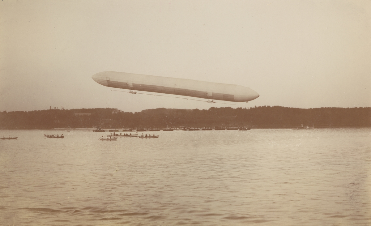 Ur album: Utländska Resan 1900 I. Greve Zeppelins luftskepp vid Friedrichshafen.