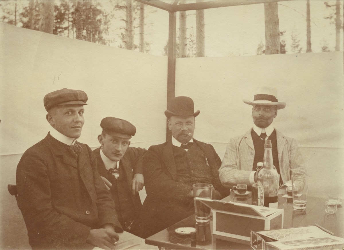 Blötberget sommaren 1905. Axel Alarik, Herman Sundholm, Erik Falk och Albert Örtenholm.