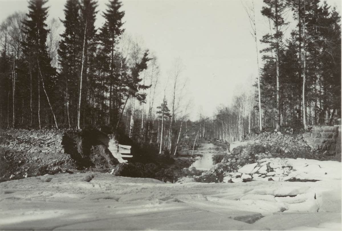 Billsjö järnbruk. Efter översvämningen 1 maj 1936. Den uttappade dammsjön.