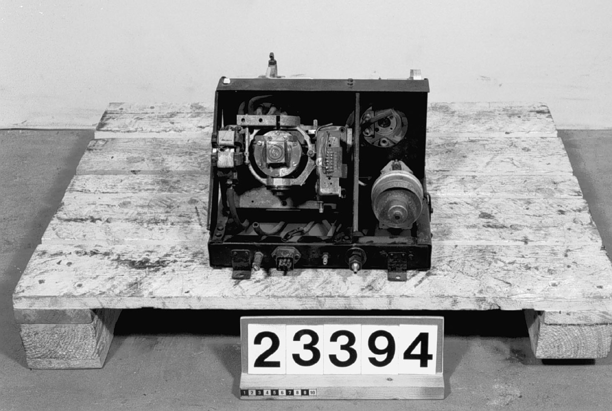 Autopilotapparat till reaktionsdriven flygbomb, typ V1. Se komplett bomb: TM23000 samt delar till i Sverige störtade bomber: TM22595 och pulsmotor: TM32483.