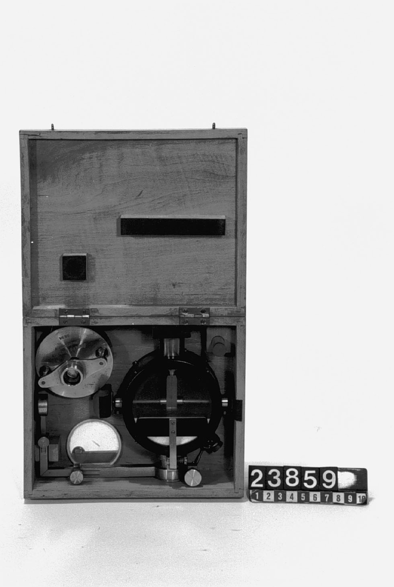 Guldbladselektroskop för mätning av radioaktiv strålning, i fodral av trä. Bestående av elektroskop, tub av metall med gummipropp, för obekant ändamål samt rund spegel (troligen ej ursprunglig).