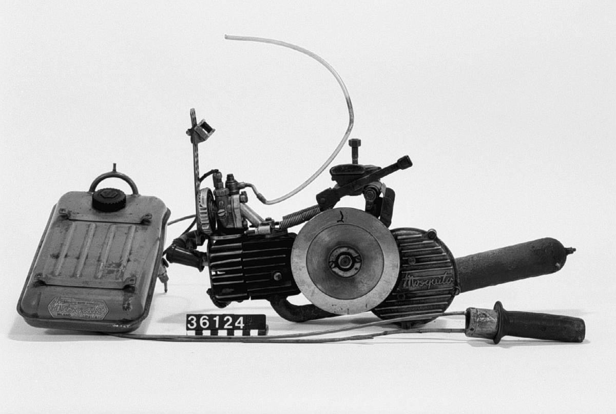 Omkring 1950. Motorn monterades gummiupphängd under vevpartiet på en cykel. Drivning skedde med en räfflad metallrulle mot bakdäcket. DellOrto förgasare och magnet inbyggd i drivrullen som arbetar direkt på bakhjulet. Bensintanken monterades på pakethållarens plats. Drivningen kunde kopplas bort med en spak och cykeln kunde användas som vanligt.  Encylindrig tvåtaktsmotor, cylindervolym 38 cc Cylinderdiameter: 35 mm, slaglängd:40 mm. 0,5 hk vid 2 400 varv/minut