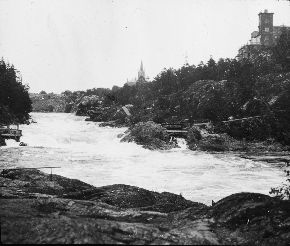 Skioptikonbild med motiv av floden Rhen vid Schaffhausen.
Bilden har förvarats i kartong märkt: Resan 1906. Schaffhausen 5. Stuttgart 2.