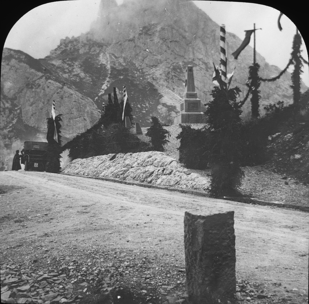 Skioptikonbild med motiv från bergspasset Falzarego, Italien.
Bilden har förvarats i kartong märkt: Höstresan 1909. Cortina 8. No.15. Text på bild: "Falzarego".