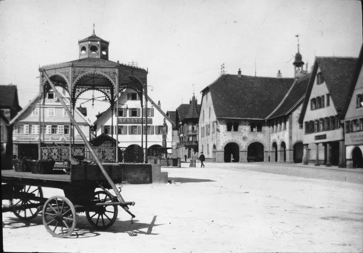 Skioptikonbild med motiv från Donaueschingen.
Bilden har förvarats i kartong märkt: Resan 1908. Donaueschingen 7. XV.

En stor del av staden förstördes i en brand 1908.