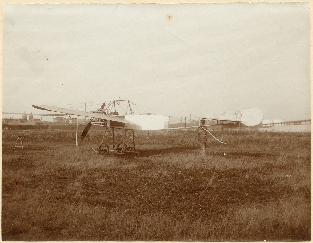 Bild från Oscar Asks verksamhet i Landskrona med flera platser, åren 1910-1915.
Maskinen utförd för fotografering, 1911.