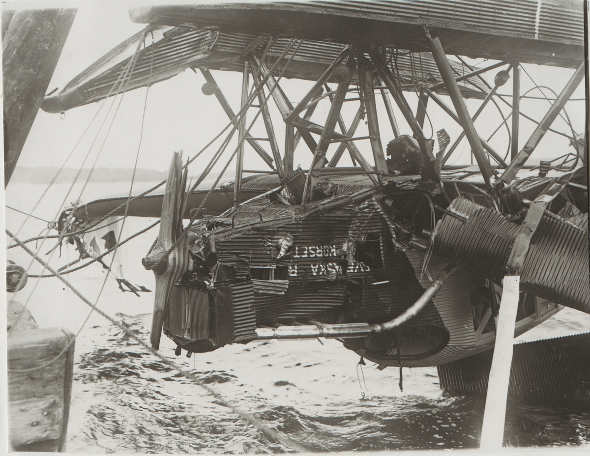 Ambulansplanet, tillhörigt Svenska Röda korset, efter nedslag i vattnet, vid Nobileexpeditionen 1928.